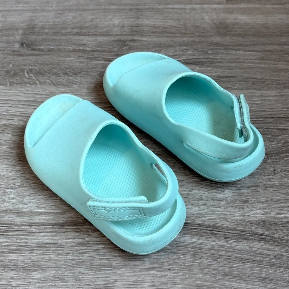 Wonder Nation kids water shoes